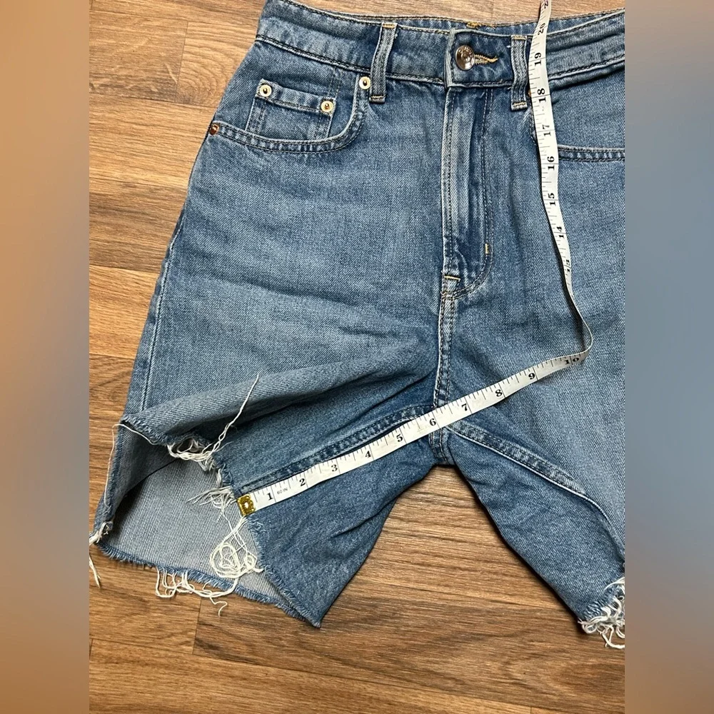 Divided H&M frayed medium wash mid-length women’s denim mom jean shorts Size 0